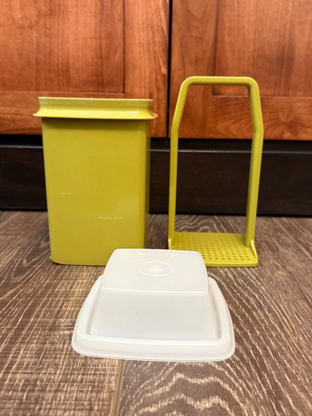 Tupperware Pick-A-Deli Pickle Container - Picture 6 of 16